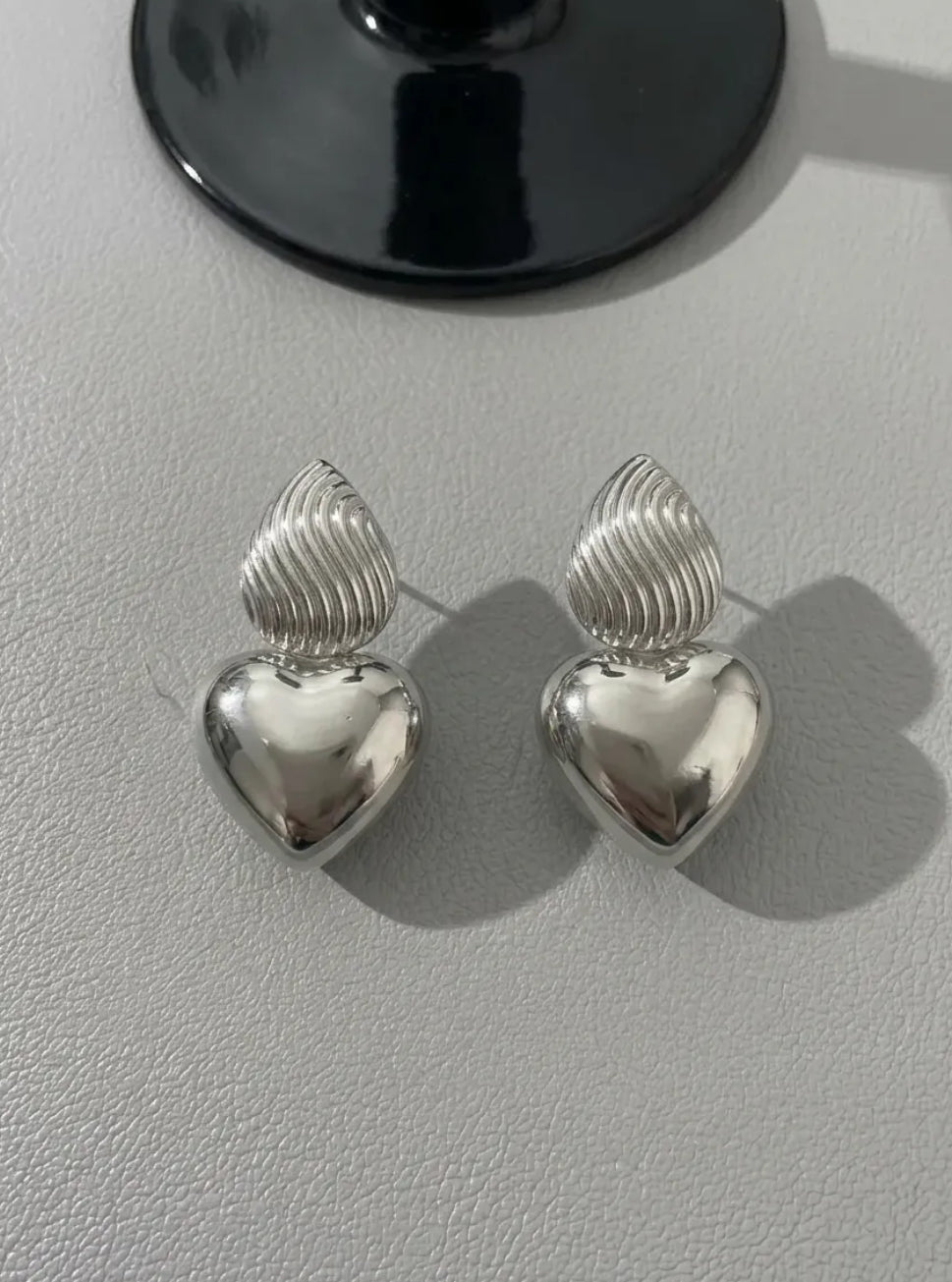 Marka Model Kalp Detaylı Gümüş Rengi Küpe