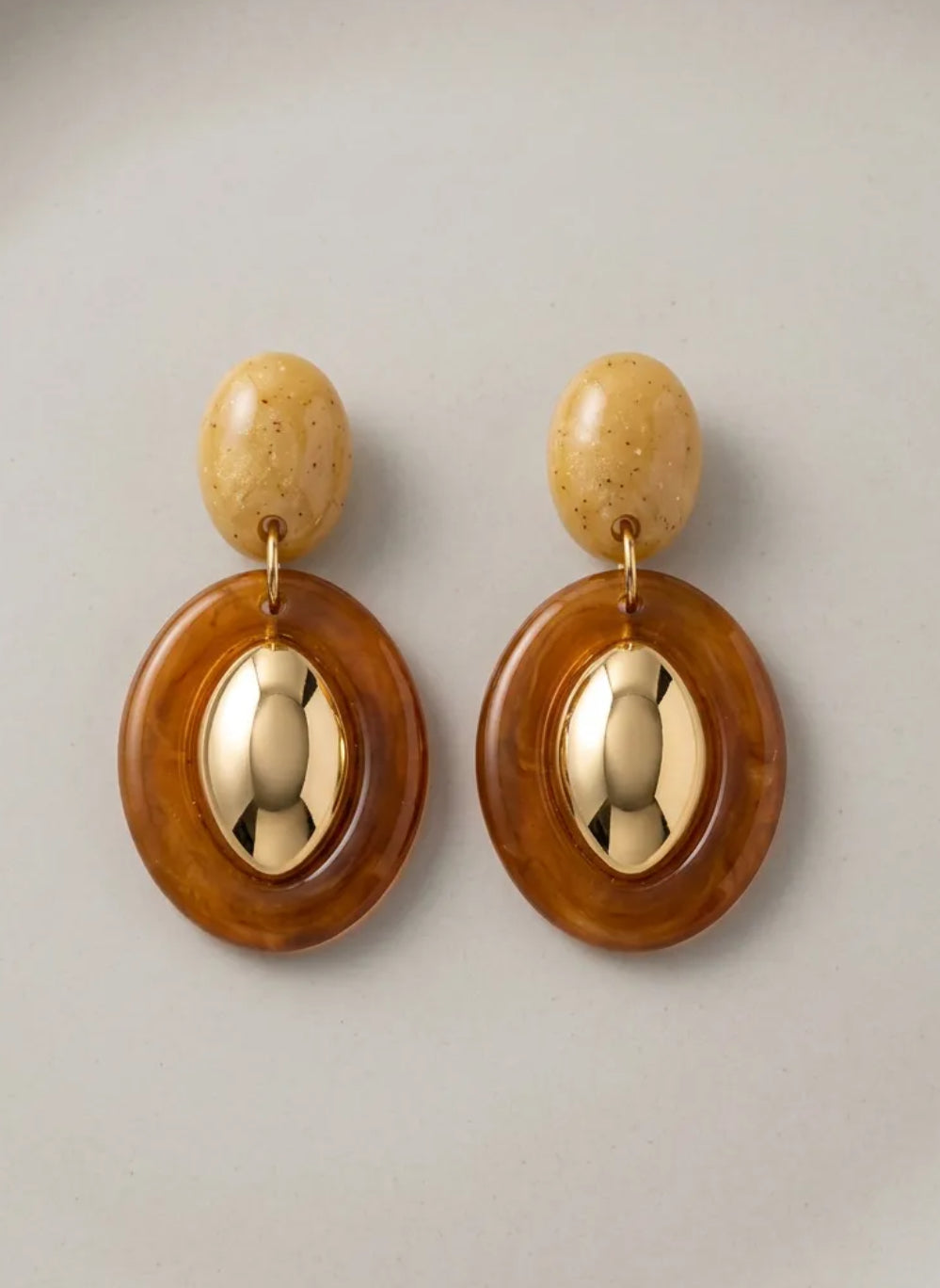 Marka Model Gold Detaylı Oval Küpe