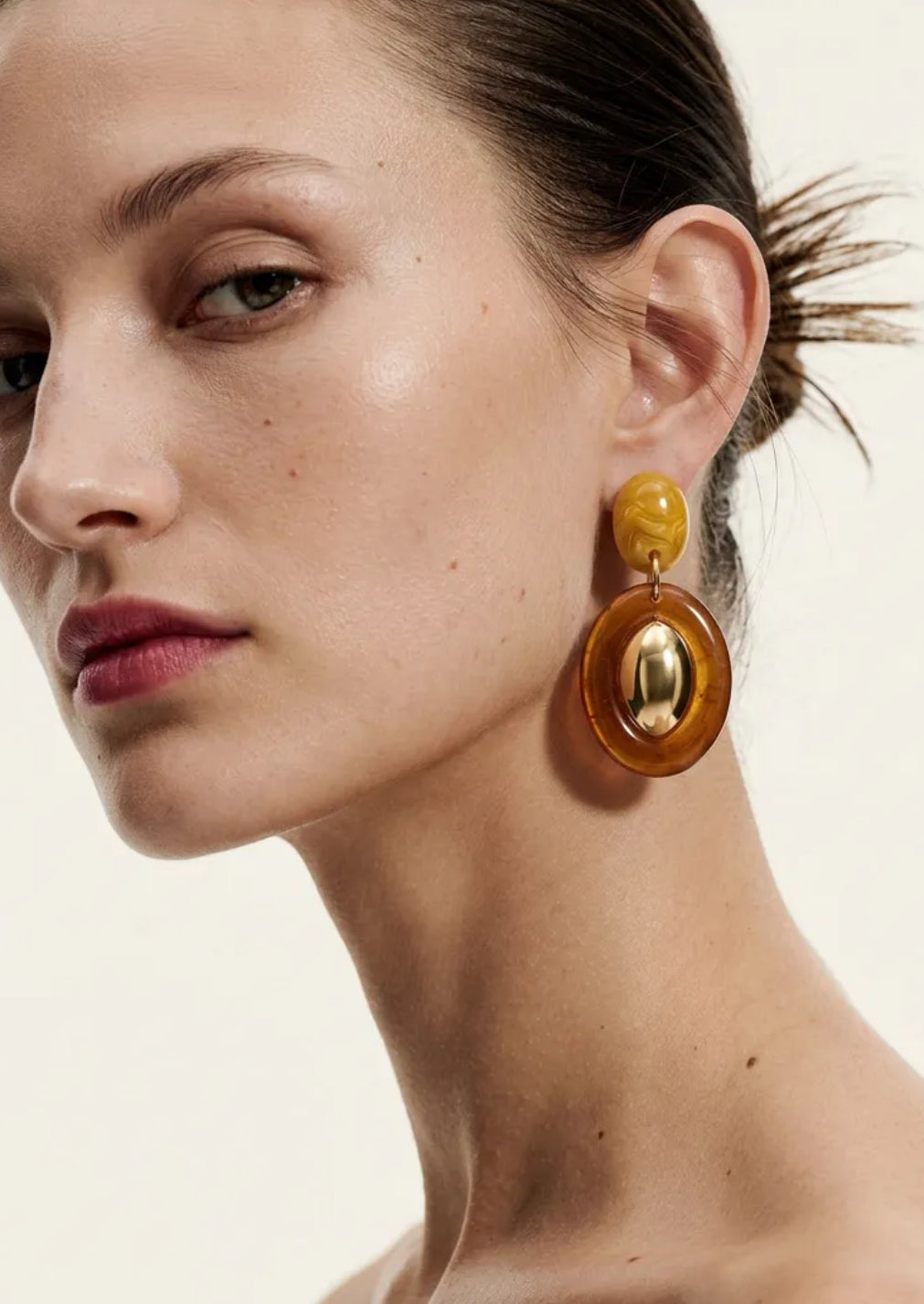 Marka Model Gold Detaylı Oval Küpe